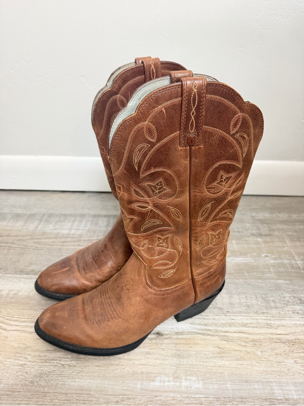 Ariat Women’s Heritage R Toe Russet Rebel Boots 10001015, size 6